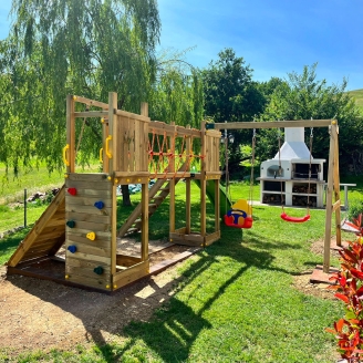 Fungoo Maxi Exposure Holzspielplatz mit Rutsche, Schaukeln, Brücke und Klettergerüst