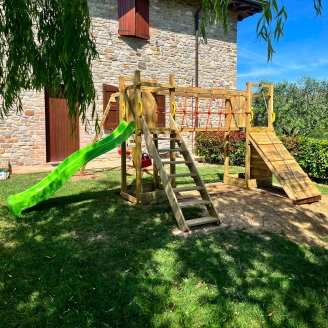 Fungoo Maxi Exposure Holzspielplatz mit Rutsche, Schaukeln, Brücke und Klettergerüst