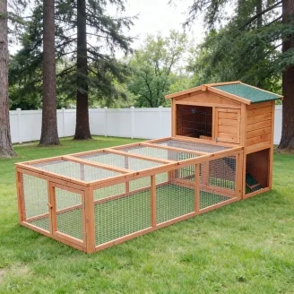 Großer 2-stöckiger Außenstall aus Holz mit Freilaufgehege – Farm 9 mit Farm 8